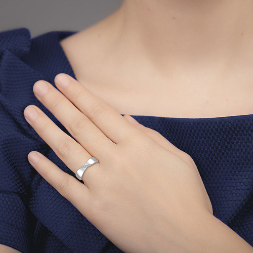 Crossover Single Cut Diamond Ring