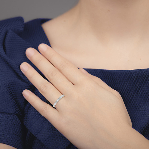 Brilliant-Cut Diamond Band